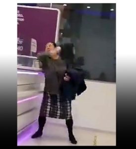 Mujer golpeando a la recepcionista en un dentista