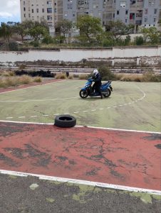La primera práctica en la moto y se cae