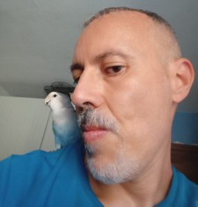 Hombre y periquito